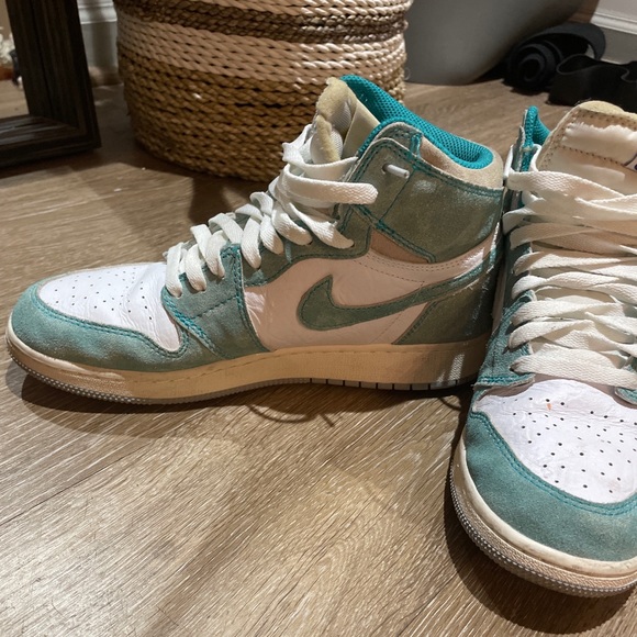 Turbo Green Jordan 1s - Picture 6 of 7